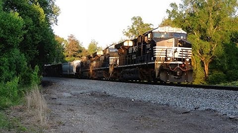 HD: NS 7595 leads NS Train 173 in Winston, GA