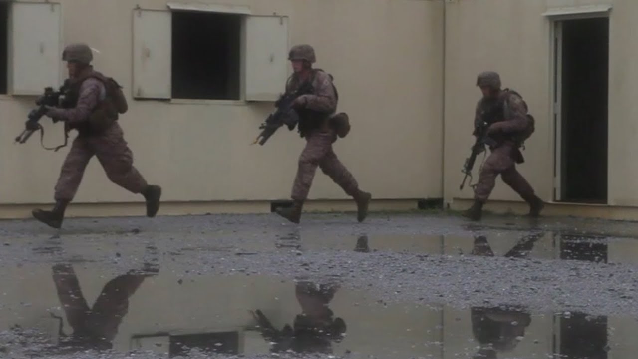 Marines Raid Enemy Supply Depot - YouTube