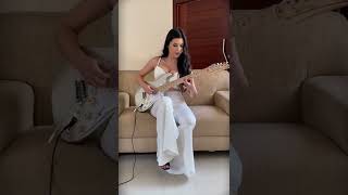 Video thumbnail of "Sultans of Swing - Larissa Liveir #guitar #guitarsolo #guitargirl #guitarcover"