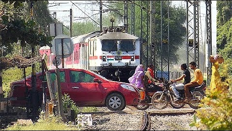 Rajdhani Express stops for traffic | Railway Crossing