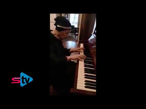 ქართველი ბებო უკრავს პიანინოზე