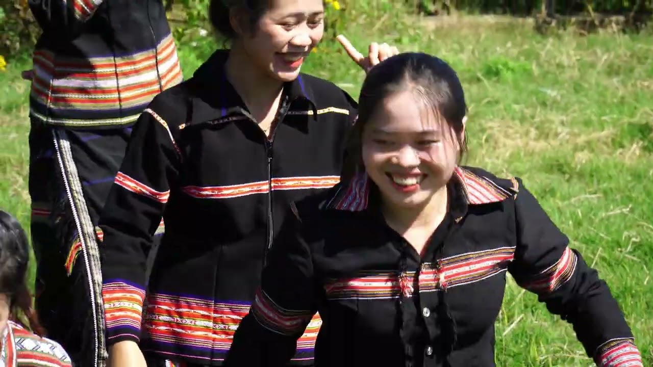 HLAK AI PLEI BONG BAO SUANG MOAK HROI NOEL 2023