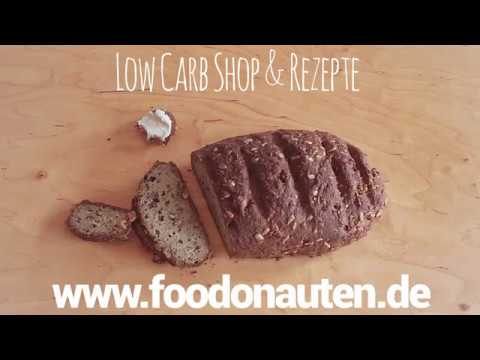 Heute backen wir ein Low Carb Brot und zwar das Chia-Leinsamen-Hüttenkäse-Brot aus unserem Blog. Die. 