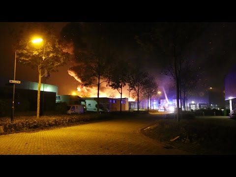 Bij een waxfabrikant in Bladel is donderdagavond een grote brand uitgebroken