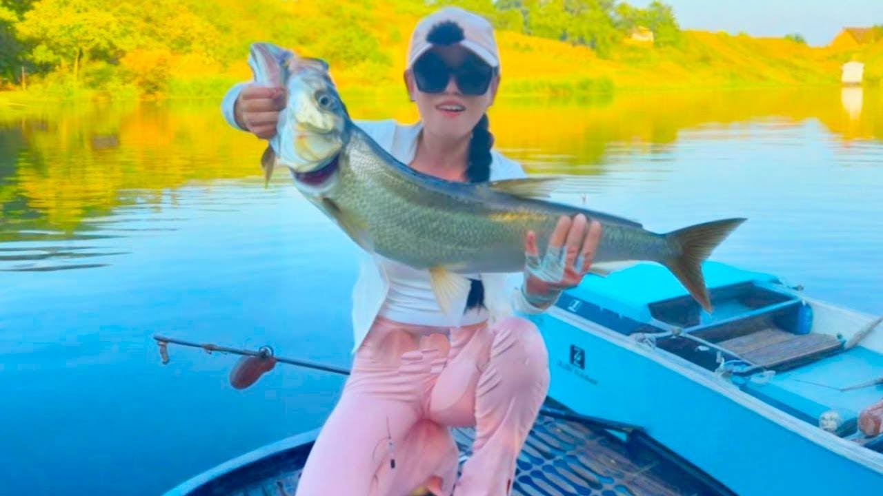 徒手飛龍躉！幫陌生人代釣，沒想到堂主竟然瞧不起美女技術！【女釣友微微】