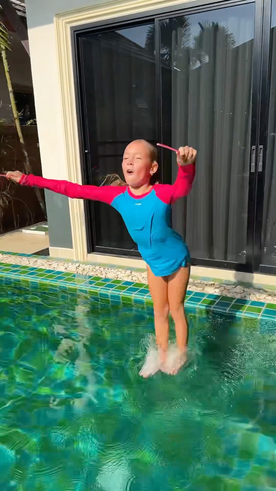 Teeth song in pool