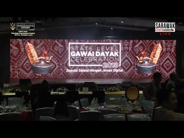 Performance Rickie Andrewson live at stage gawai class=