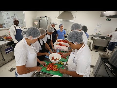Equipe da cozinha hospitalar recebe treinamento com técnicas da gastronomia