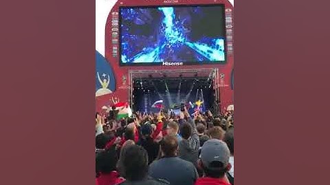 Cổ động viên Nga tưng bừng ăn mừng chiến thắng 5 sao của đội nhà