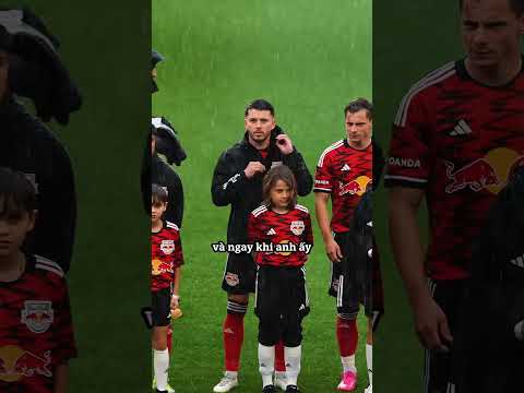 Hành động ấm áp của cầu thủ này đã lan tỏa đến đồng đội 🥰 thumbnail