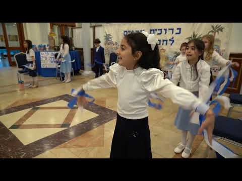 כנפי רוח - ביני לנדאו ותלמידי הישיבה לצעיריPerformed by the Students of Long Island Hebrew Academy