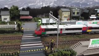 鉄道模型(N)跨線橋のある昭和の町並みを走る783系特急「みどり」「ハウステンボス」(8両編成)