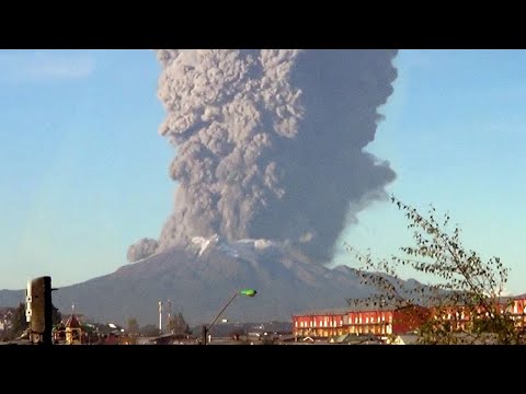 Video: Ateş püskürten ve tehlikeli Kilauea yanardağı