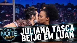 Video thumbnail of "Juliana tasca beijo em Luan Santana | The Noite (30/11/16)"