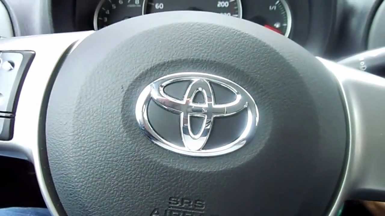 Jak ustawić boczne lusterka w samochodzie Toyota Yaris III