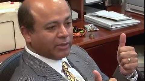 Doctor Abraham Verghese Stresses Intuition of Touch, Not Technology