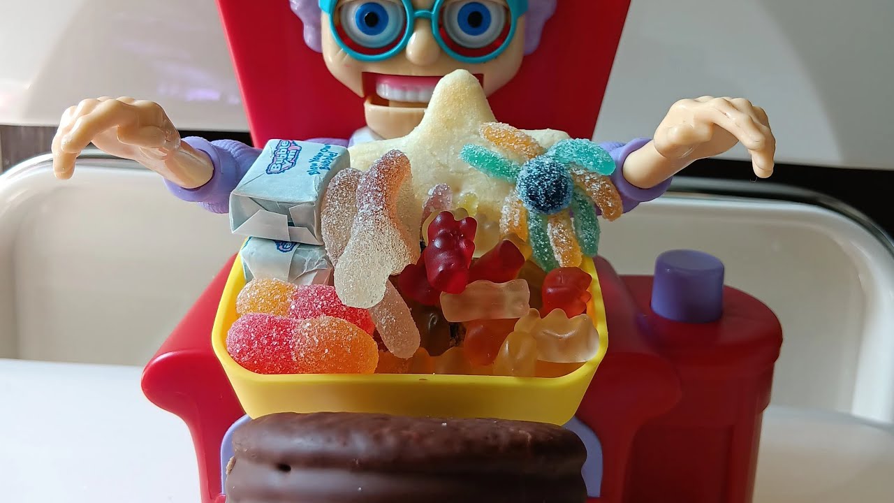 ASMR🏄‍♀️PUTTING CHOCO PIE POKEMON HALLOWEEN GUMMIES MINI GUMMY BEAR IN GRANNYS PLATE