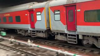 Arriving 12957 - Ahemdabad Swarna Jayanti Rajdhani Express at Platform no 1 #newdelhirailwaystation