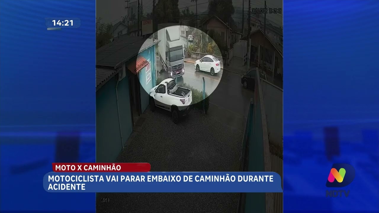 Motociclista vai parar embaixo de caminhão após colisão em Brusque