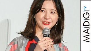 吉高由里子、脚ちら見せの大人ワンピスタイル　サンダル＆アクセで華やかさアップ