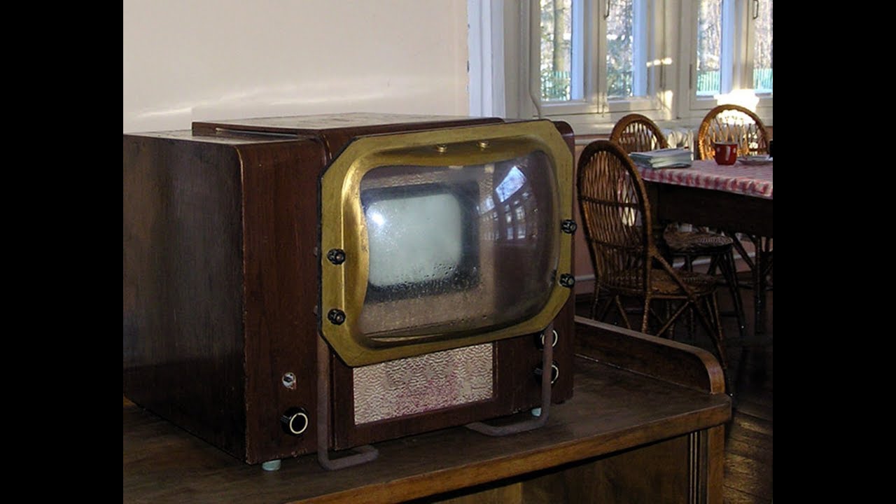 Первый телевизор купить. Телевизор янтарь 726д. Старинный телевизор. Старинные теревизар. Телевизор в старину.
