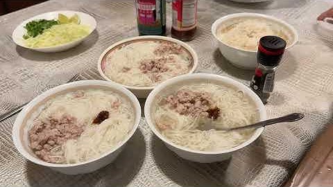 Saib kuv tais kaus mom & noj qhaub poob 