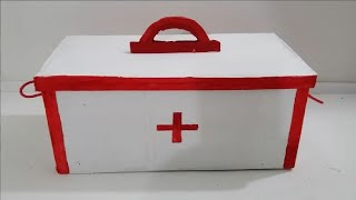 botiquín de primeros auxilios hecho de cartón