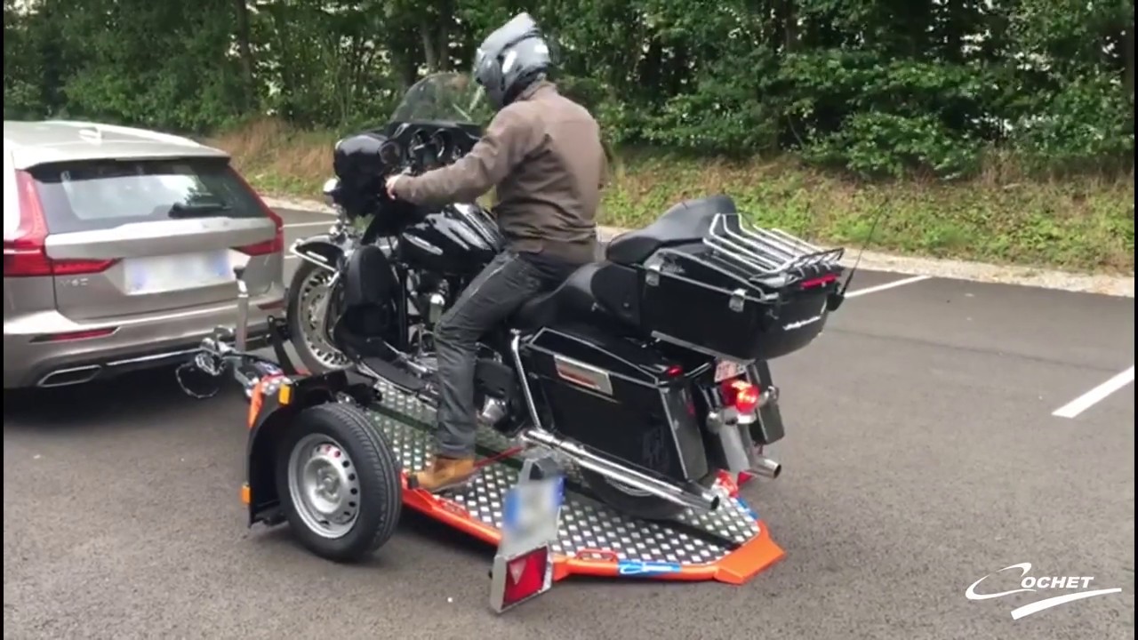Remorque COCHET avec Harley Davidson Electra glide abaissante et pliante -  YouTube