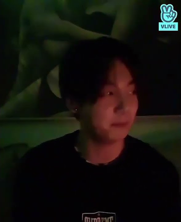 When Jungkook notice the Picture of behind him😂😂 me🤝#shorts #vlive #bts #jungkook