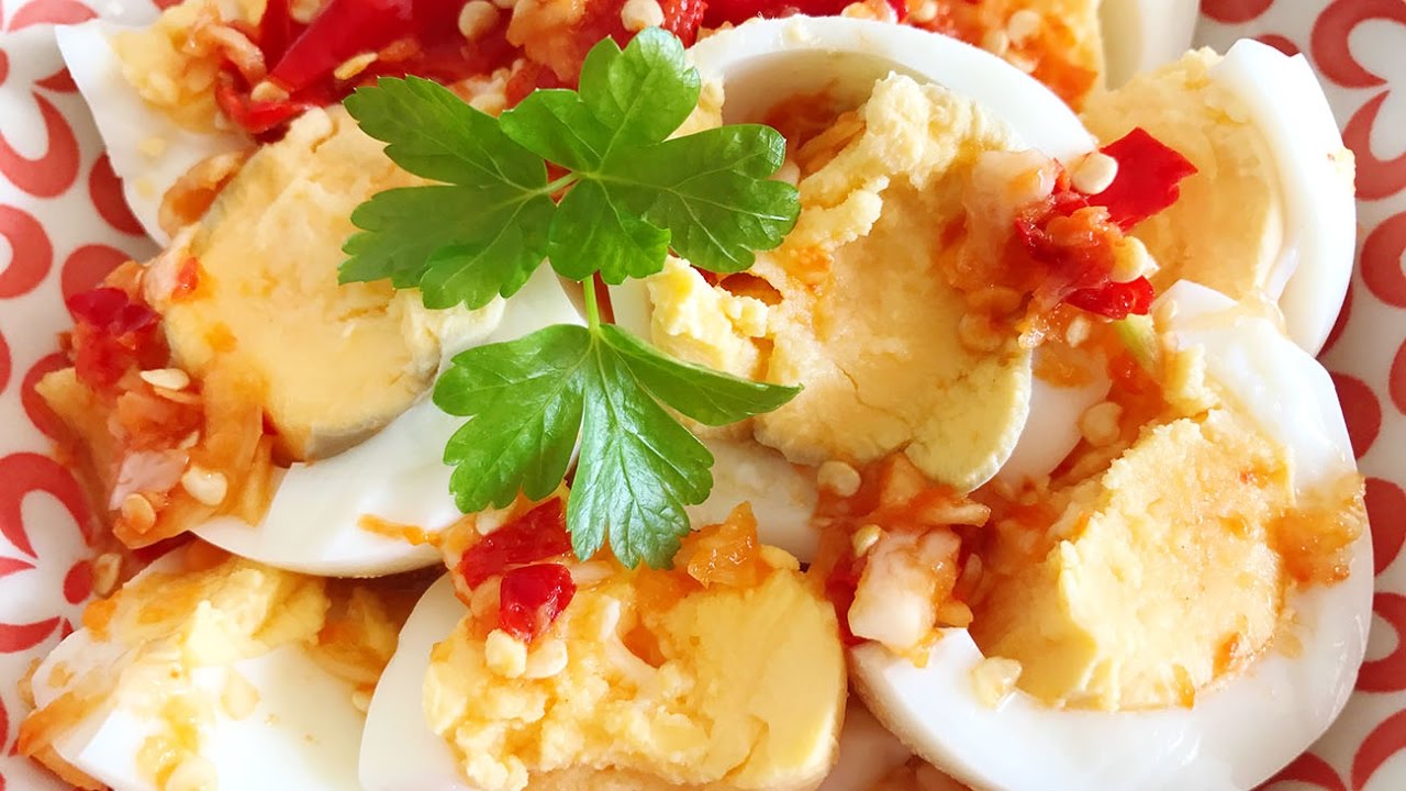Hard Boiled Eggs with Spicy Marinade ไข่ต้มราดน้ำจิ้มพริกกระเทียมแซ่บ