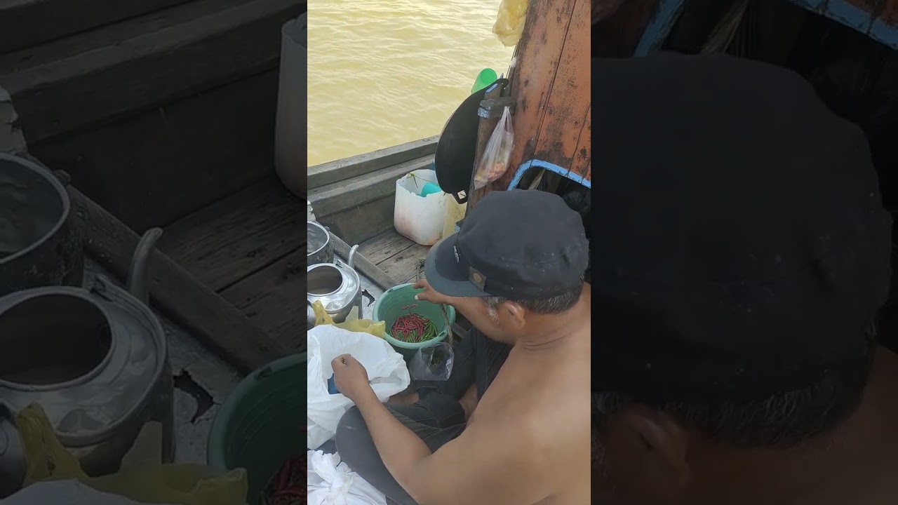Tanjung tiram batu bara  bot lagi bertambat di dermaga