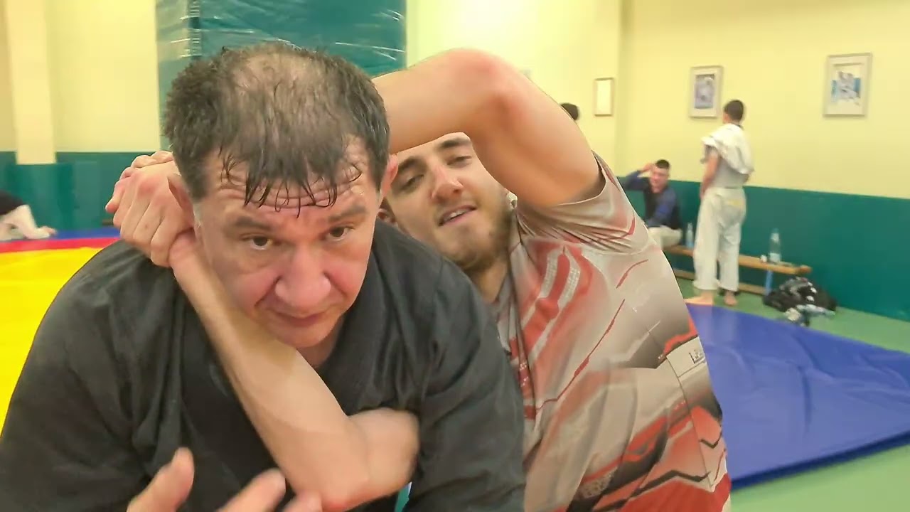 Простой нокаут  «Дарс» (D'Arce choke) — популярный в БЖЖ и ММА удушающий  в честь борца Джо Д'Арса