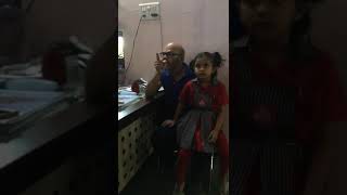 Kmes School Bhiwandi Bachi Ko Techer Ne Dasbin Me Se Nikal Kar Apple Khane Ko Bole