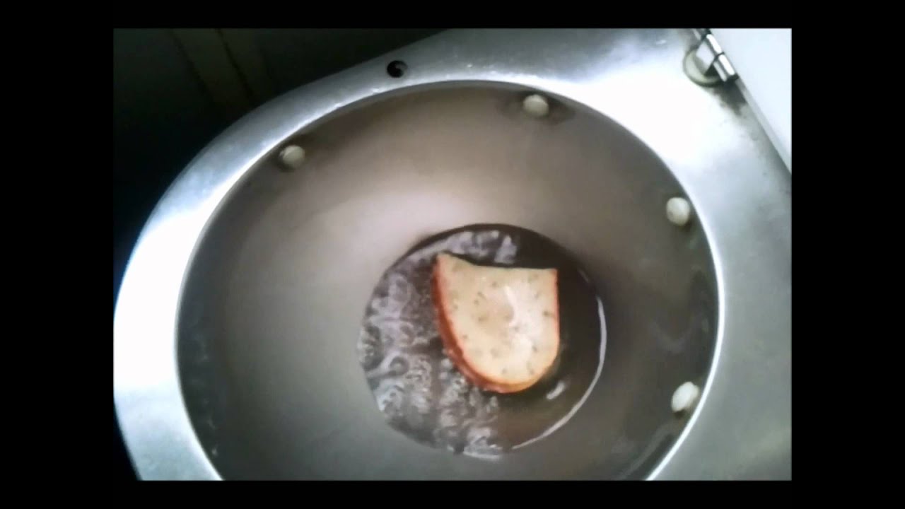 Zassanie kanapki przez kibel w pierwszej klasie PKP...!!!