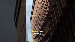 The Building That Walks Silently