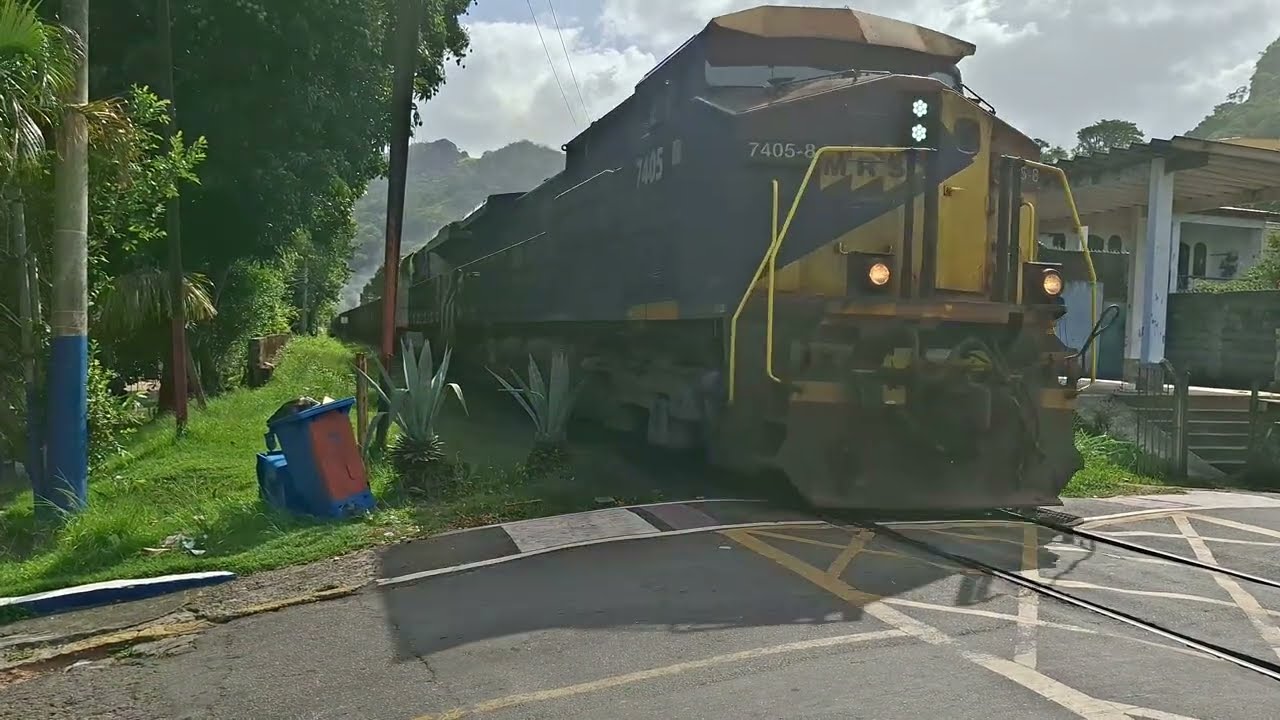 20/11 - Quinta-feira. Trem MRS vazio cruzando a passagem de nível - Costa Verde (RJ) 