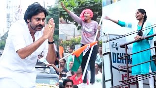 Pawan Kalyan CUTE Reaction Towards Lady Fans In His Varahi Yatra | Gajuwaka | JanaSena | TT screenshot 3