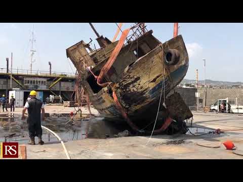 Catania, ripescato relitto di circa venti metri nel porto di Ognina