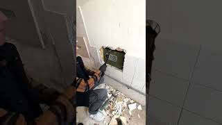 Builders Found a 10-Year-Old Safe While Demolishing a House… You Won’t Believe What’s Inside!