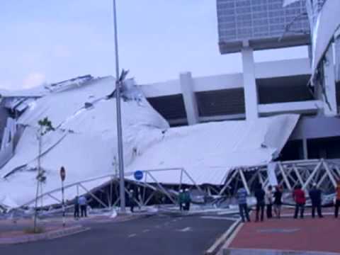 Stadium Sultan Mizan Zainal Abidin Runtuh