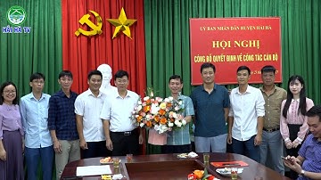 Đc Nguyễn Hữu Liêm - Phó Chủ tịch UBND huyện Hải Hà trao các quyết định về công tác cán bộ