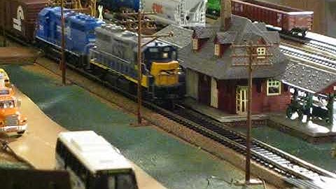 Atlas Roco CSX HO Scale GP40 Pulling Short Freight