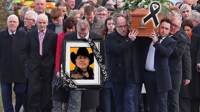 La muerte de José Guadalupe Esparza - Su hijo sostiene un retrato y llora en  el funeral de su padre. - YouTube