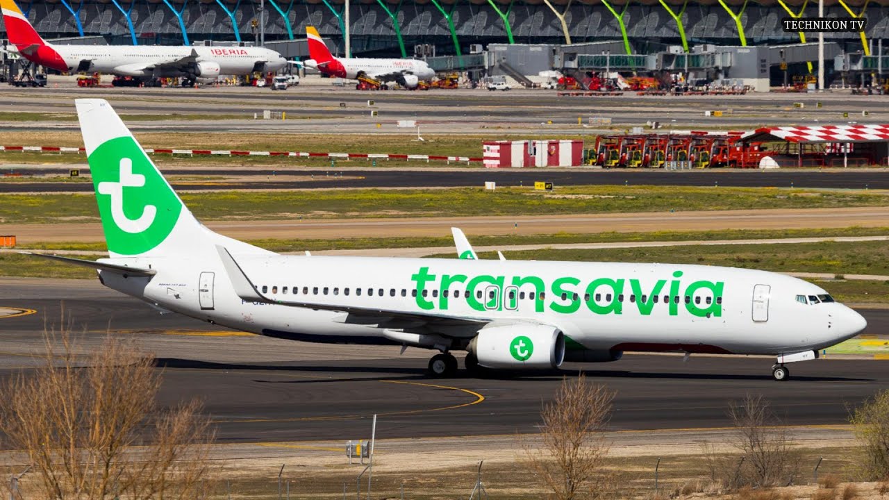 Три самолета Boeing 737 подряд взлетают из международного аэропорта Орли.