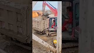 ऑपरेटर लापरवाही से केबिन पर पत्थरगिर गया #funny #trending #vairalvideo #excavator #shortvideo