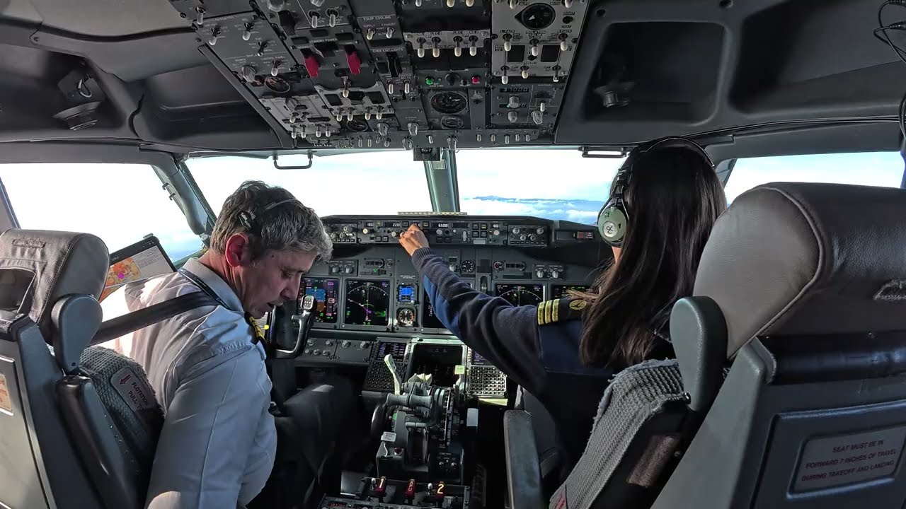 Красивая женщина-пилот сажает свой Boeing B737-800 | Вид из кабины | Огромный пожар перед взлетно...