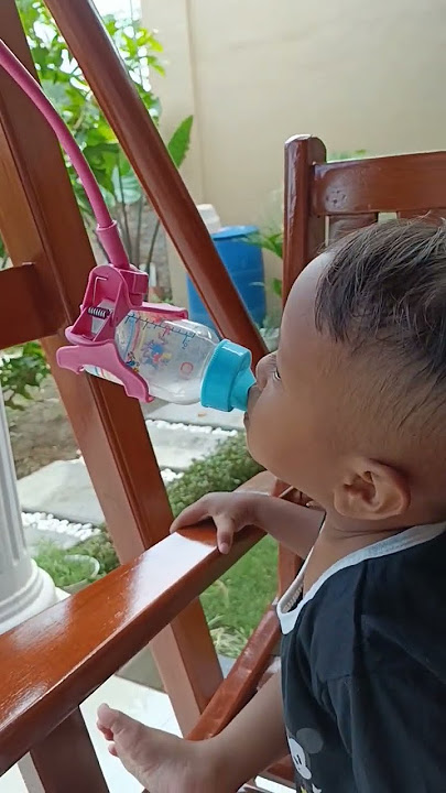 Bayi minum susu botol #hiburan #videobayilucu #baby