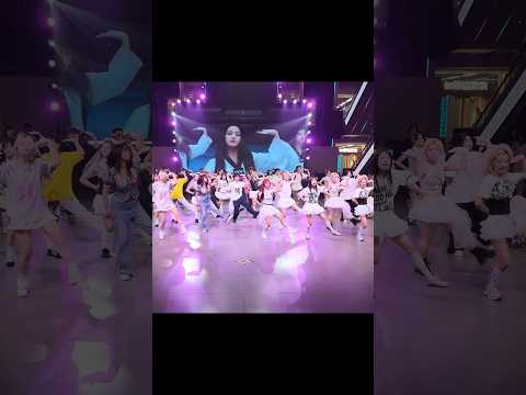 Kpop in public ILLIT ‘It’s Me’