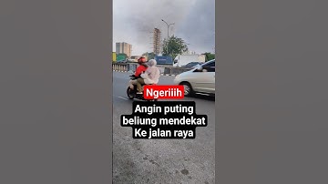 Angin puting beliung terjang jalan raya #shorts #anginkencang
