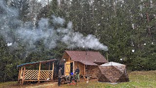 A heavy snowfall caught us in a log cabin! We go to the sauna from the tent, fry meat on coals! by Life in the Siberian forest 226,998 views 11 months ago 28 minutes